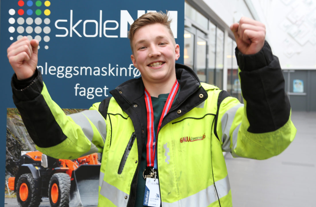 BEST AV DE BESTE: Vinneren av Skole-NM i anleggsmaskinkjøring, Elias Krogstad fra Gauldal vgs. i Trøndelag. (Foto: Runar F. Daler).