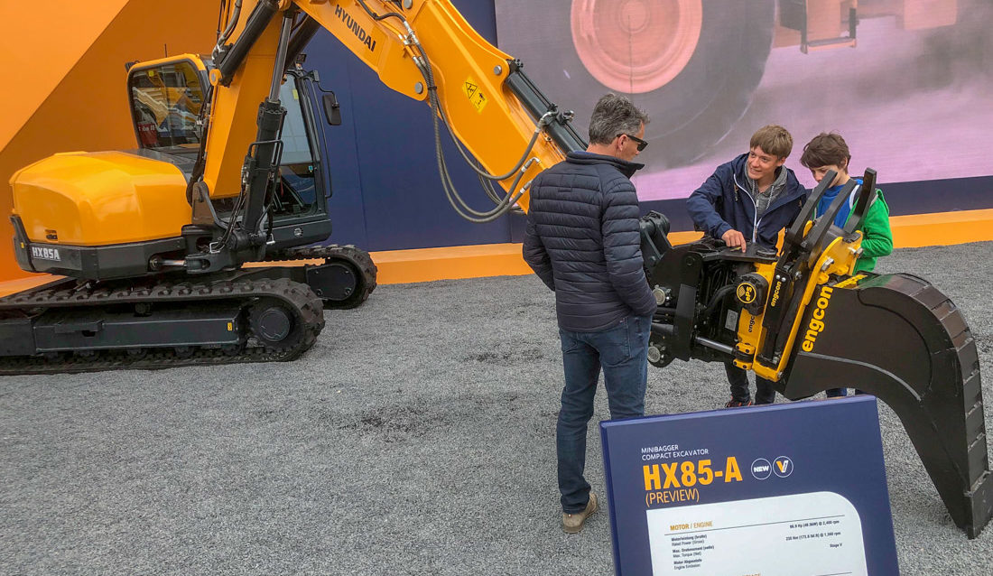 Første Hyundai graver med fabrikkmontert Engcon ble vist på Bauma før påske.