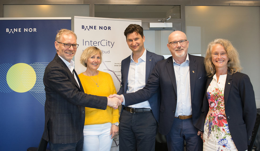 Fra venstre: Einar Kilde (utbyggingsdirektør i Bane NOR), Stine Ilebrekke Undrum (prosjektdirektør Utbygging øst Bane NOR), Mathias Fabich (daglig leder PNC ANC), Gudmund Roen (daglig leder Hæhre) og Bettina Gerti Gross (markedssjef PNC). (Foto: Anne Mette Storvik, Bane NOR).