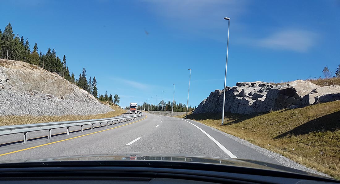 Sprengningsarbeidet fordelte seg på et dobbelt så stort areal som forutsatt i beskrivelsen. Dermed gikk pallhøyden ned og kostnadene opp