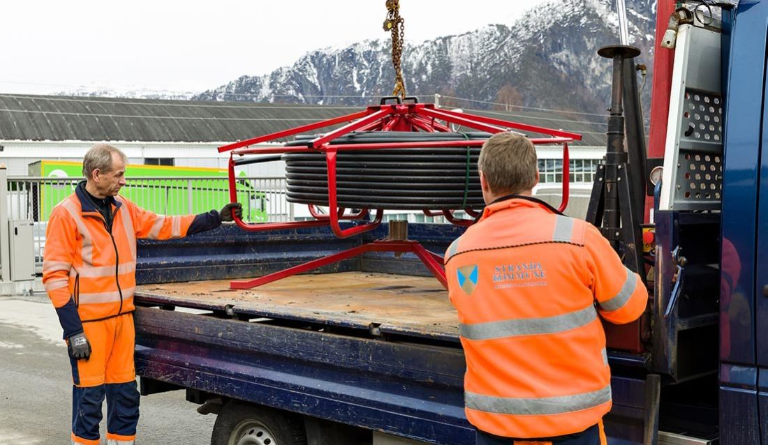 To karer ruller PE-ledning av trommel