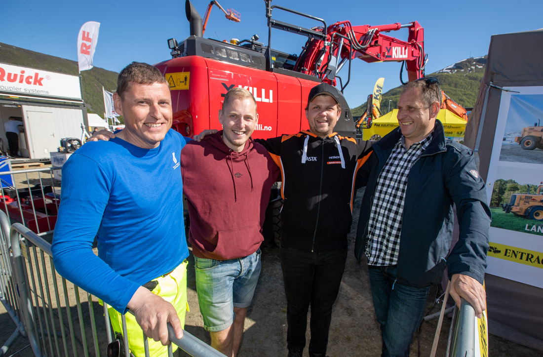 Fire karer fra Harstad og en rød gravemaskin
