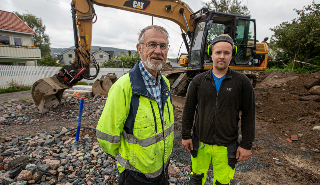 Roy Berntsen og Andreas bryn ved gravemaskin