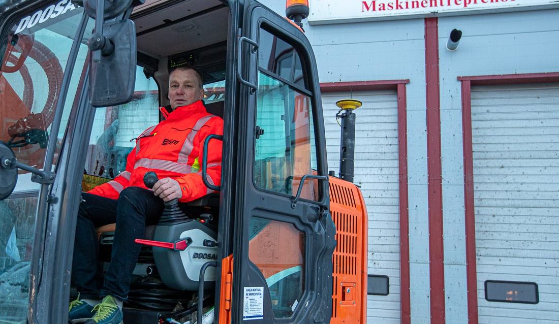 Jon Egil Sørensen i gravemaskin