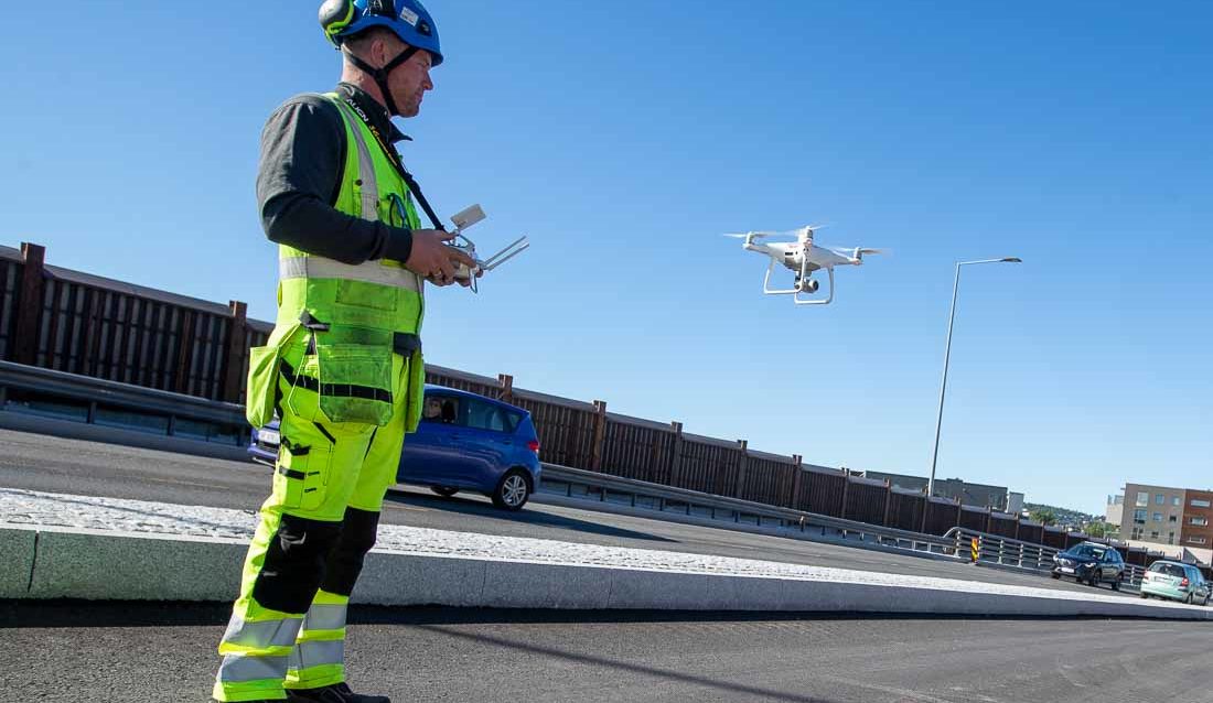 Landmåler flyr drone