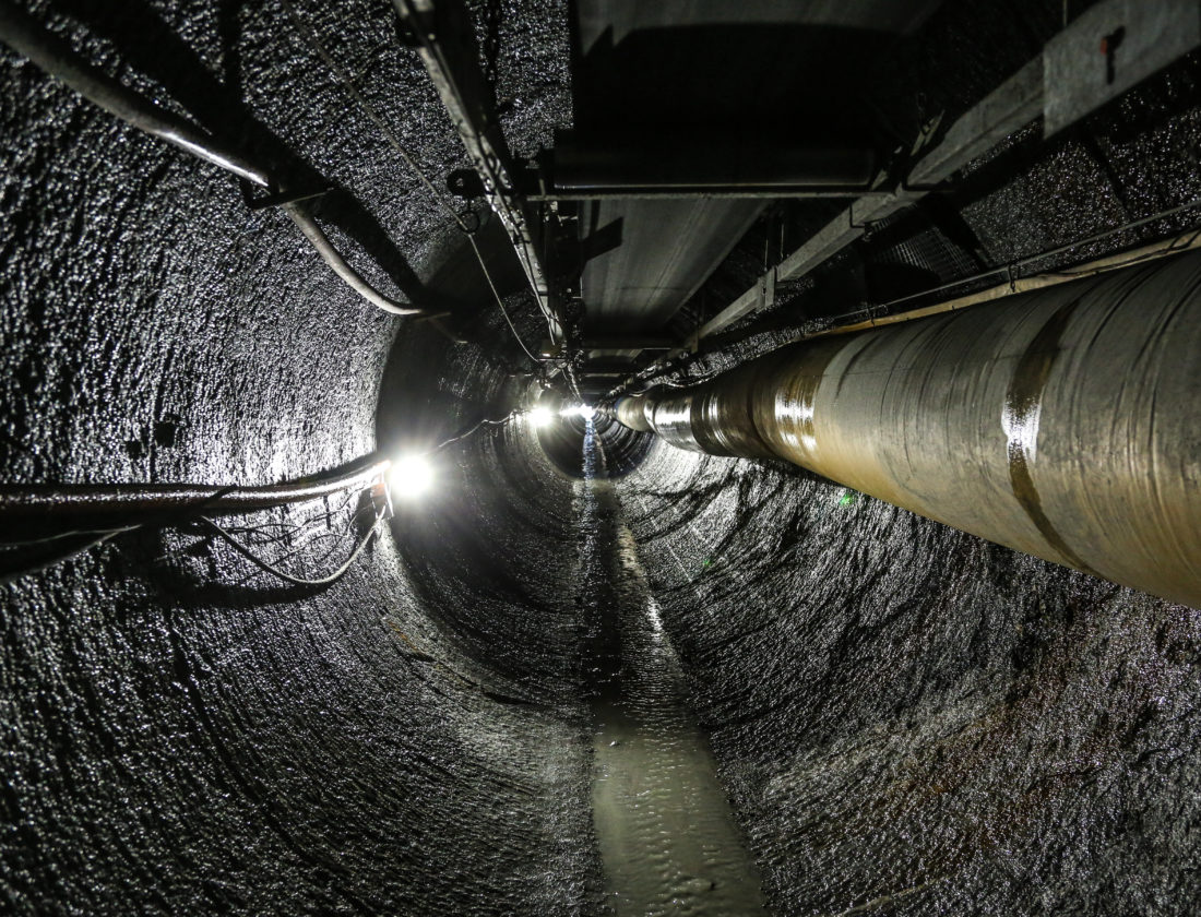 Tunnelboremaskinen (TBM) Snøhvit borer seg gjennom fjellet i Lærdal med en hastighet på ca. 100 meter i uka. Tunnelprofilen er fascinerende fin; overflaten er så ren og glatt at man nesten skulle tro den var av støpt betong.