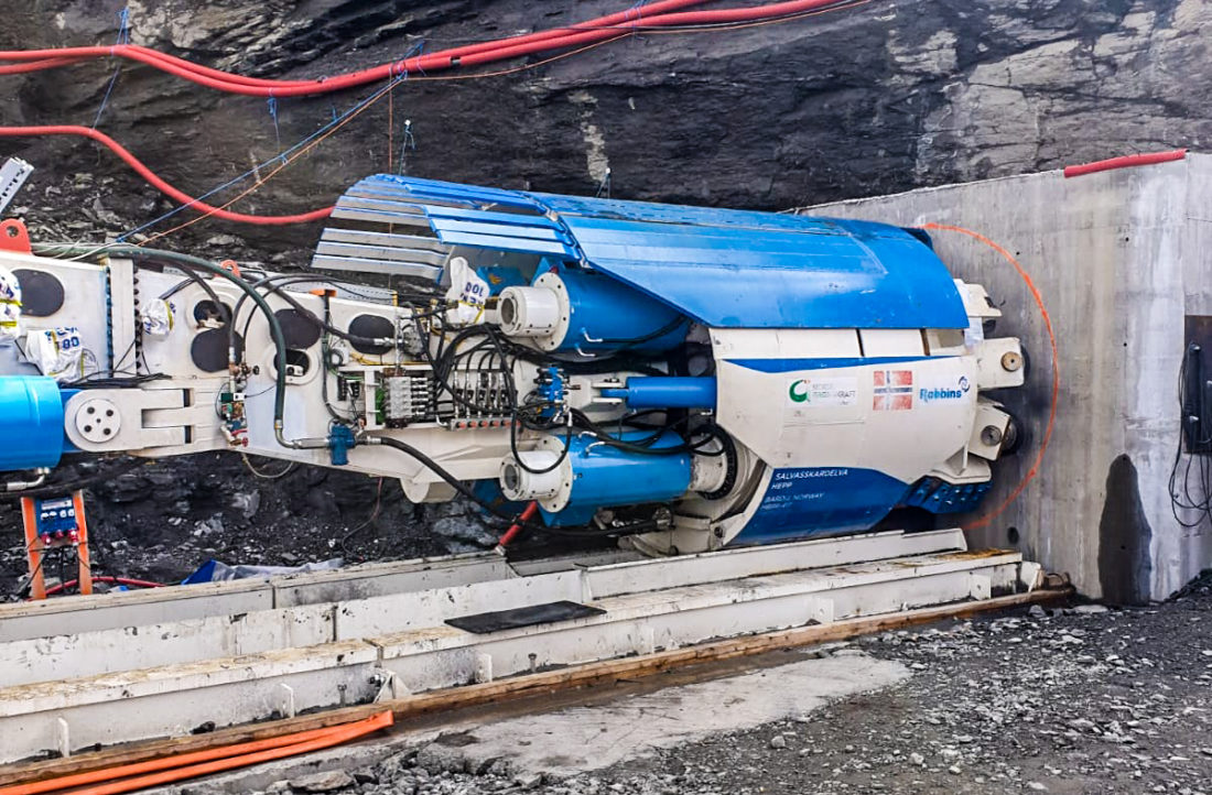 TBM-en og alt tilhørende utstyr utgjør til sammen et 120 meter langt «tog», med 12 vogner. På den fremste vogna er selve borhodet, som består av 20 kuttere på 17 tommer hver. Borhodet roterer med mellom 8 og 12 omdreininger per minutt (rpm) på dette prosjektet.