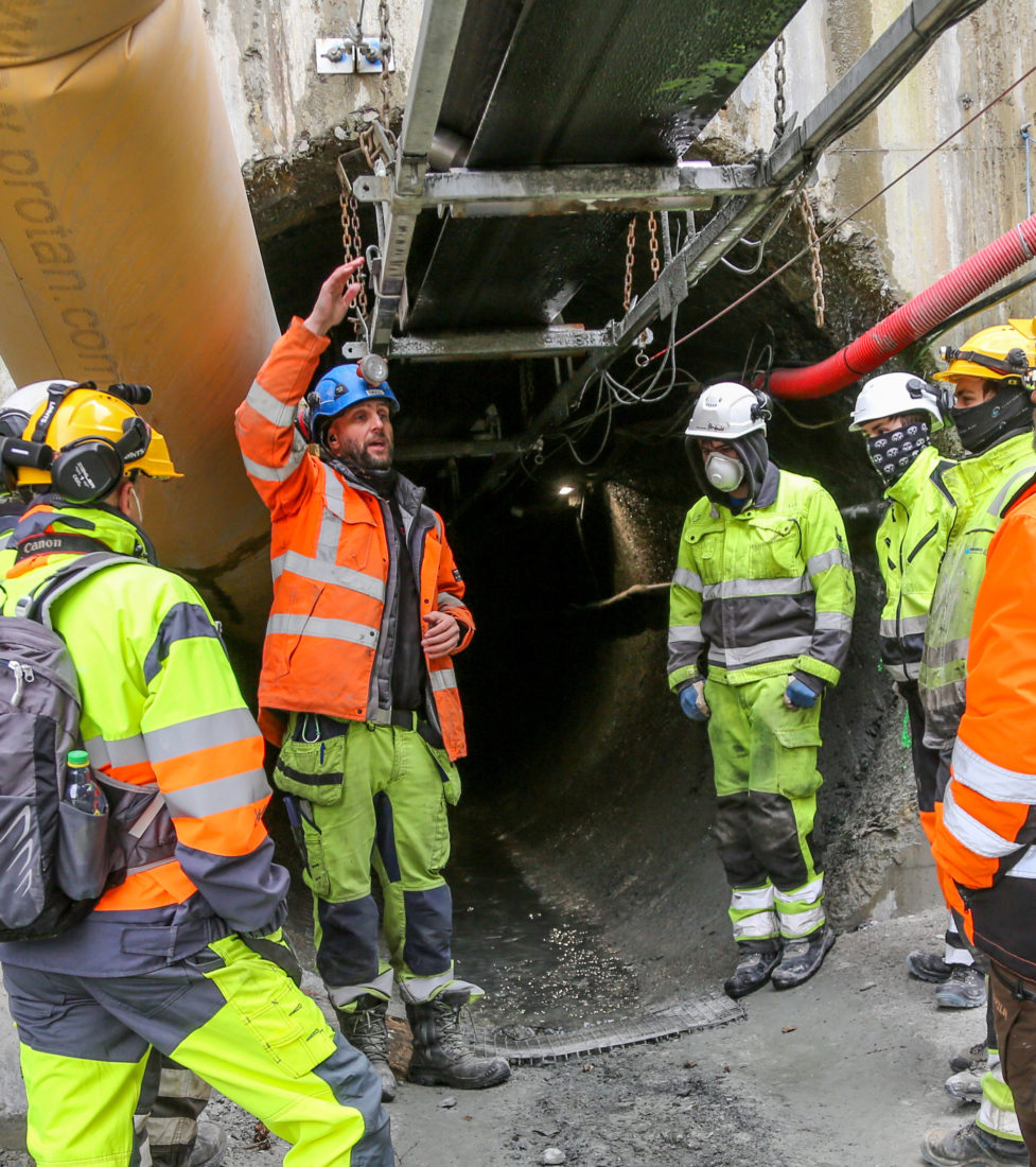 Med transportbånd i taket og ventilasjonssjakt på siden, er det begrenset med plass til å bevege seg inne i tunnelen. Her er det produksjonsleder i Entreprenørservice, David Sörlin, som viser og forklarer for Vg2-elever fra Sogn vgs., før de skal driste seg inn den foreløpig 1,2 km lange tunnelen.