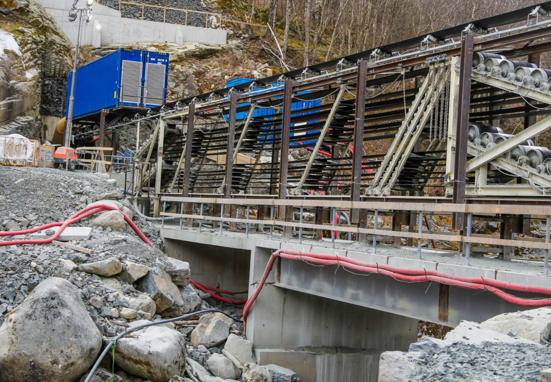 Den spesielle konstruksjonen med «kassetter» for transportbånd, står på ei midlertidig bru like utenfor tunnelåpningen. Dette «trekkspillet» mater ut transportbånd etter hvert som Snøhvit spiser seg innover i fjellet.