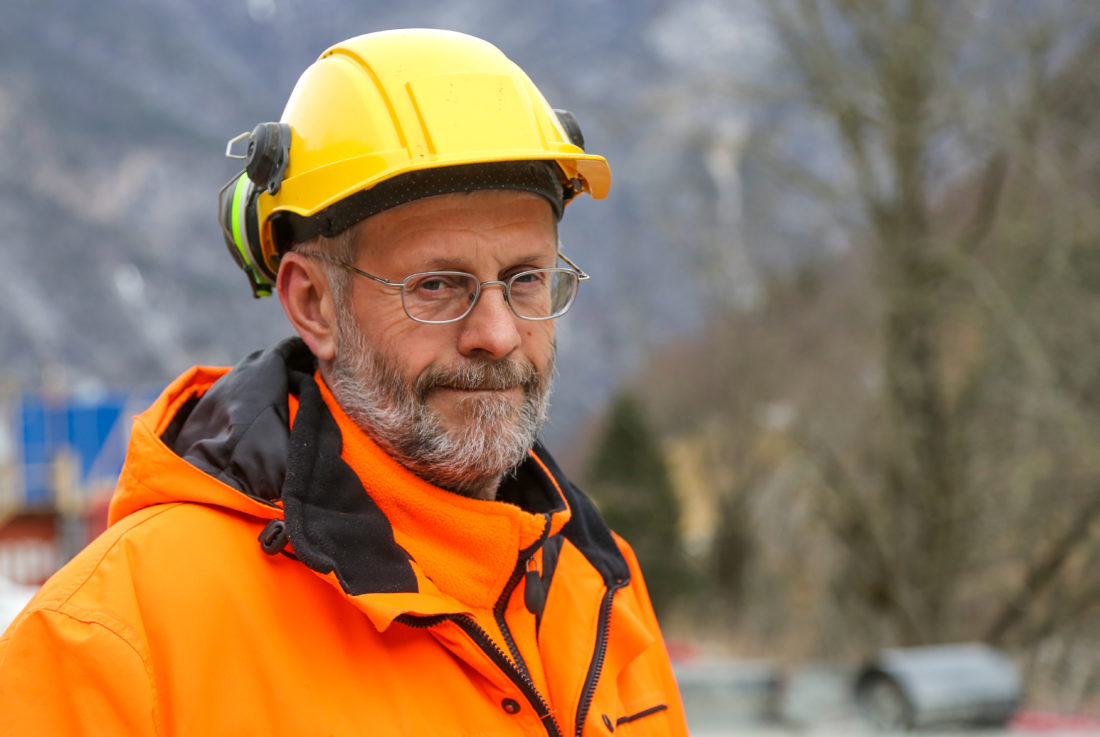 Oskar Brugrand AS, her ved daglig leder Odd Inge Brugrand, har utført grunnarbeidene på prosjektet og er ansvarlig for massehåndteringen etter at transportbåndet har fraktet steinen ut av tunnelen.