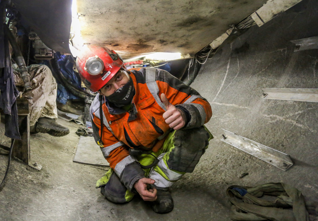 Produksjonsleder Maciej Rodykow trives svært godt med TBM-boring, selv om det kan være trangt å bevege seg på Snøhvits langstrakte kropp. Her, helt framme ved borhodet, må han ned i knestående for å komme fram.