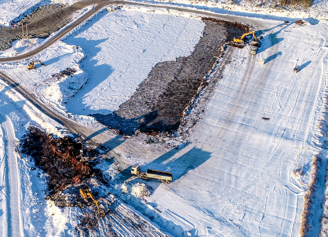 DRONEBILDE: Den kommende Røra næringspark ligger attraktivt til på Lensmyra på Røra i Inderøy kommune. Tomta består for det meste av myr, og det blir en del masseutskifting. (Foto: Martin Reinsberg).