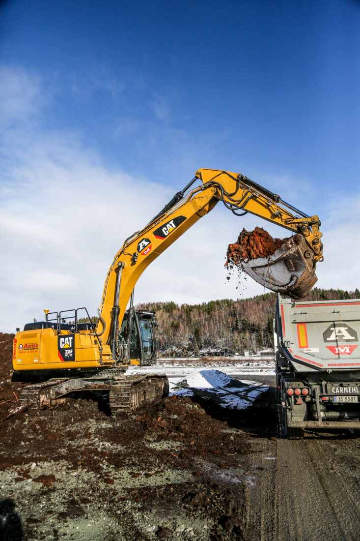 18 lastebiler går i skytteltrafikk mellom Lensmyra og steinbruddene hver eneste dag. Hver bil fylles opp med 25 kubikk jord- og myrmasser. (Foto: Runar F. Daler).
