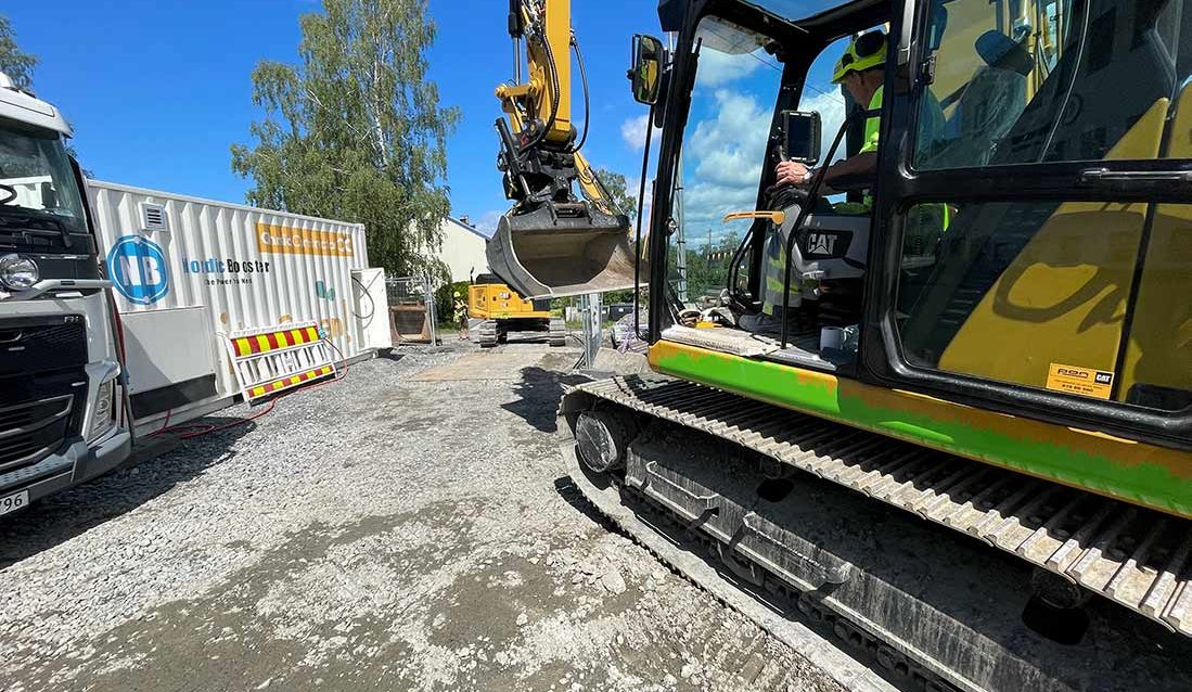 elektrisk gravemaskin belter inn til hurtiglader