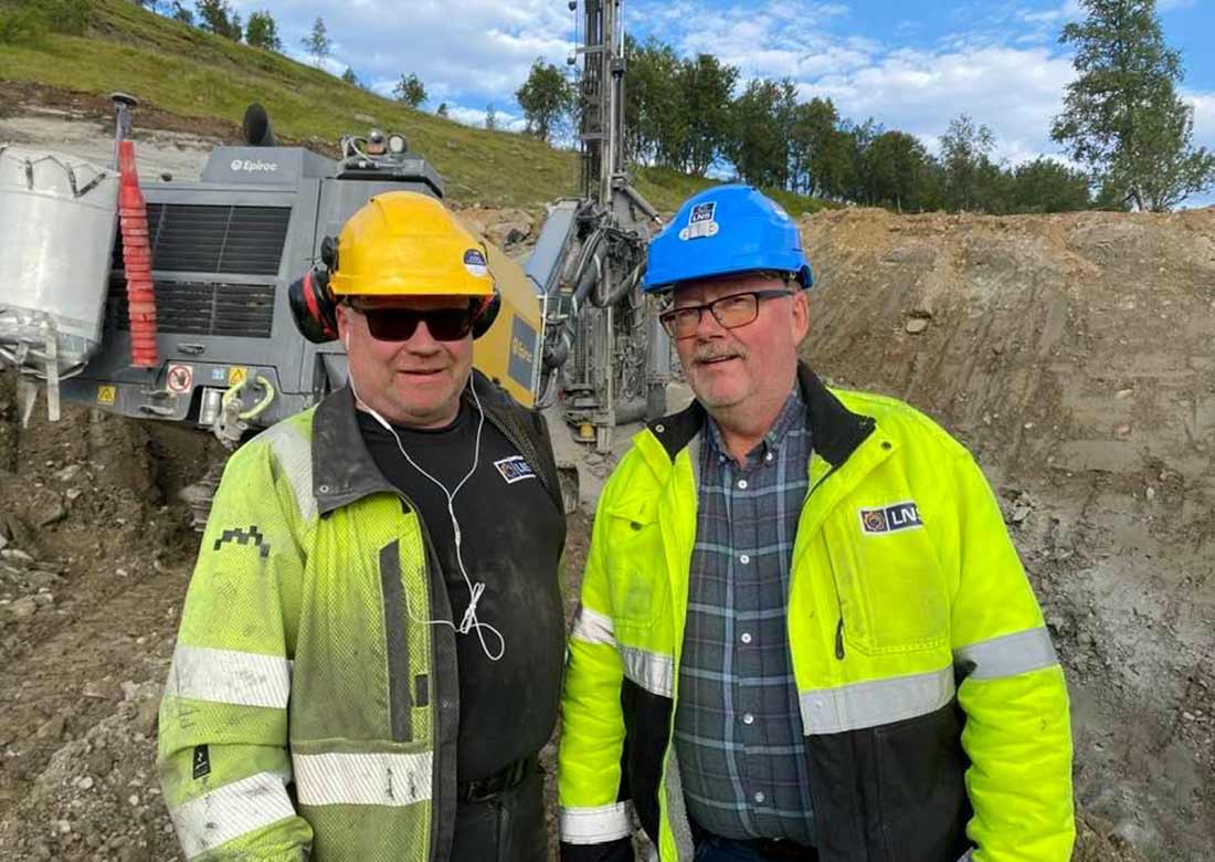 To arbeidsfolk i gule klær