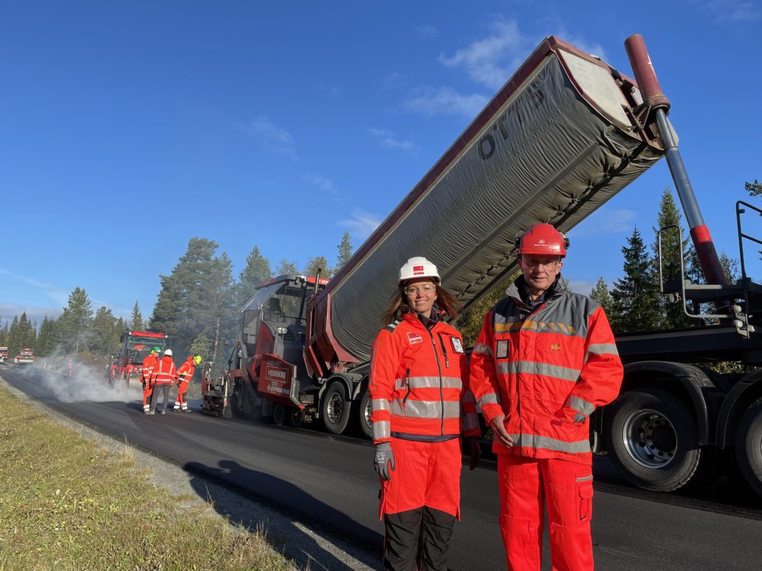 Innovasjonsleder Trine Okstad i Veidekke og fagansvarlig for asfalt Thor Asbjørn Lunaas i Statens vegvesen. (Foto: Statens vegvesen).