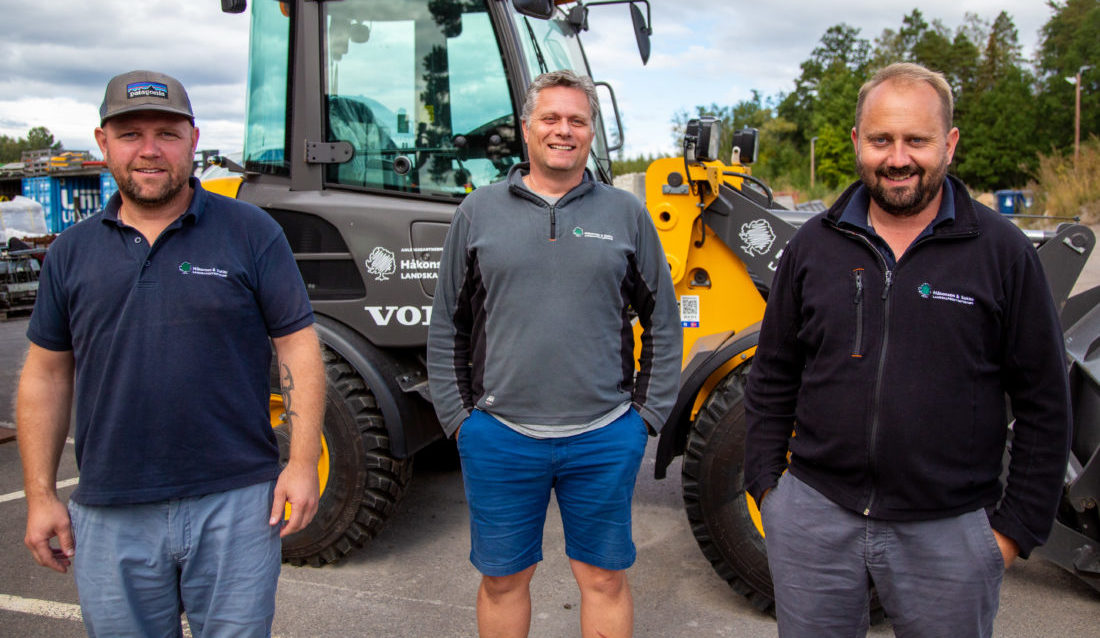 SER HELE MENNESKET: Prosjektleder Brede Sukke (t.v), lærlingeansvarlig Tommy Lier og daglig leder Roar Håkonsen – som alle er medeiere i bedriften – mener det er viktig å gi folk muligheten til å jobbe. Om de ikke kan bidra rent faglig til å begynne med, så kan de som oftest tilføre noe menneskelig og sosialt. (Foto: Runar F. Daler).