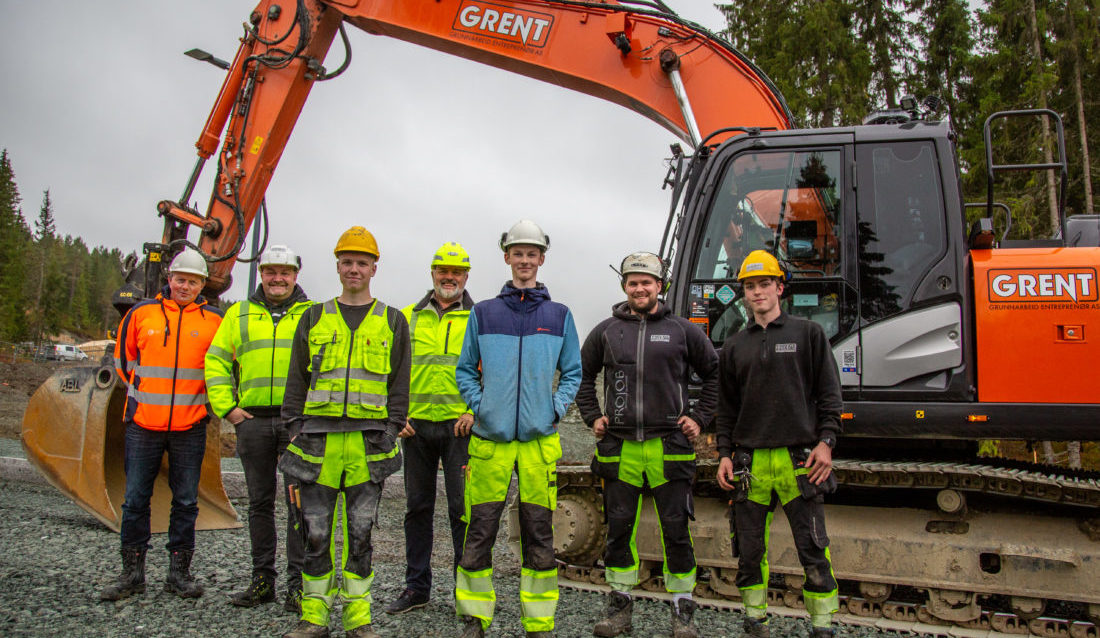 FORNØYD GJENG: Fra venstre: Rune Sørli (OKAB), Pål Rustad (faglig leder), Emil Eggen (lærling), Karstein Singstad (daglig leder), Jonas Frengen (lærling), Aleksander Henriksen (lærling) og Adrian Stenseng (lærling). (Foto: Runar F. Daler).