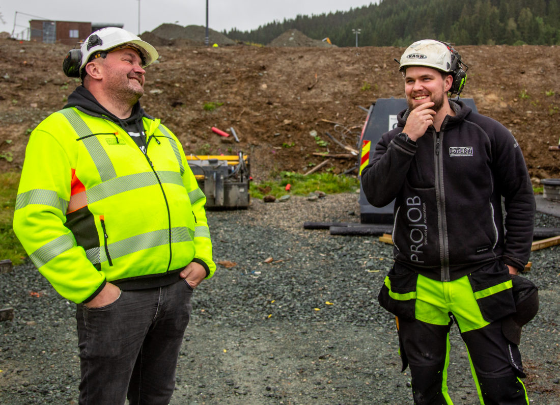 GOD TONE: Faglig leder Pål Rustad (t.v.) er skikkelig på bølgelengde med lærlingene. Her sammen med Aleksander Henriksen, en tidligere hockeyspiller fra Østlandet, helt uten bakgrunn fra bransjen, men som ifølge Rustad har hatt en utrolig god utvikling. (Foto: Runar F. Daler).