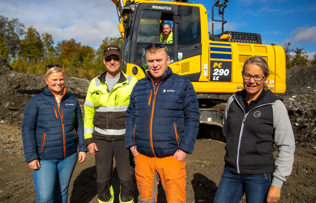 BRA TEAM: Fra venstre: Marthe Hokland, Tor Ole Smedås og Per Martin Rønningen fra Ramlos AS, og Nina Søndmør fra OKAB. I gravemaskinen sitter maskinfører Jon Erik Nygjelten. (Foto: Runar F. Daler).