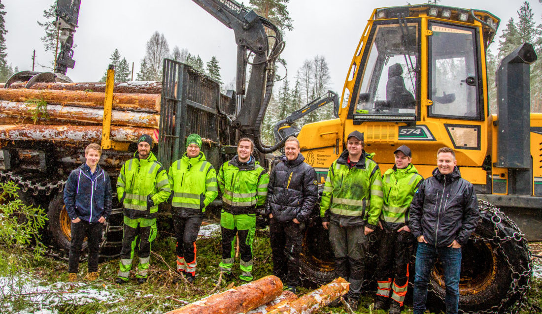 INNI GRANSKAUEN FORNØYD GJENG: Tom Johansen (daglig leder), Steffen Lysaker (skogsoperatør, tillitsvalgt), Sander Surén (lærling, 18 år), Jørgen Bue (skogsoperatør), Steffen Johansen (driftssjef skog), Vebjørn Bekkelund (lærling, 20 år), Tobias Veines Johansen (skogsoperatør) og John-Are Silset (daglig leder OKAB region Øst). (Foto: Runar F. Daler).