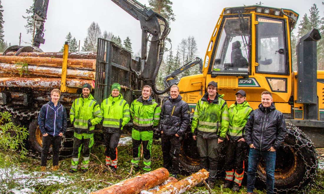 INNI GRANSKAUEN FORNØYD GJENG: Tom Johansen (daglig leder), Steffen Lysaker (skogsoperatør, tillitsvalgt), Sander Surén (lærling, 18 år), Jørgen Bue (skogsoperatør), Steffen Johansen (driftssjef skog), Vebjørn Bekkelund (lærling, 20 år), Tobias Veines Johansen (skogsoperatør) og John-Are Silset (daglig leder OKAB region Øst). (Foto: Runar F. Daler).