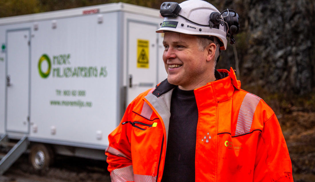 FRAMSNAKKER GJENVINNINGSBRANSJEN: – Det er uendelig med muligheter i denne bransjen, og det er en bransje for alle, sier Espen Høidal, daglig leder i Møre Miljøsanering AS. (Foto: Runar F. Daler).
