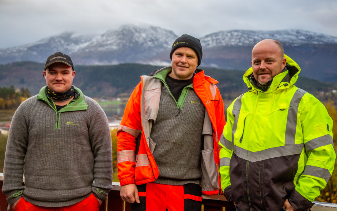 TRESPANN: Det er ikke så lett å få tak i lærlinger for daglig leder Espen Høidal (midten), men han har fått inn Benjamin Ervik Røys (venstre), som Are Haukaas (høyre) i OKAB er med å følge opp. (Foto: Runar F. Daler).