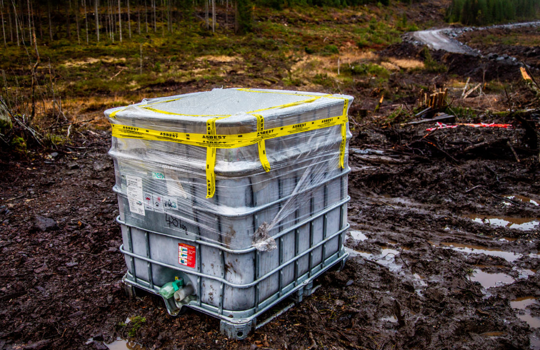FARLIG AVFALL: Man kommer borti mye rart når man river og sanerer. Her har Møre Miljøsanering sikret farlig avfall i utkanten av Molde. (Foto: Runar F. Daler).