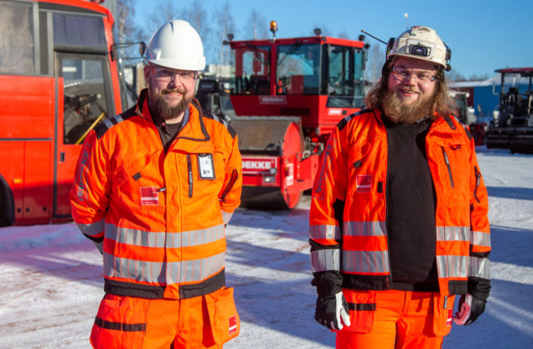 VIL HA FLERE: Kjell Arne Jølstadengen i Veidekke Infrastruktur Asfalt vil gjerne ha flere lærlinger i asfaltfaget, men det er ikke lett. Foreløpig er Marius den eneste. (Foto: Runar F. Daler).