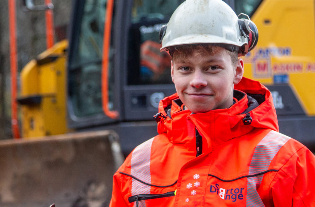 STAS: Isak Alvar Nilsson (19) er glad for endelig å være i gang som lærling i anleggsrørleggerfaget. Og det er stas å være blant de aller første i landet. (Foto: Runar F. Daler)