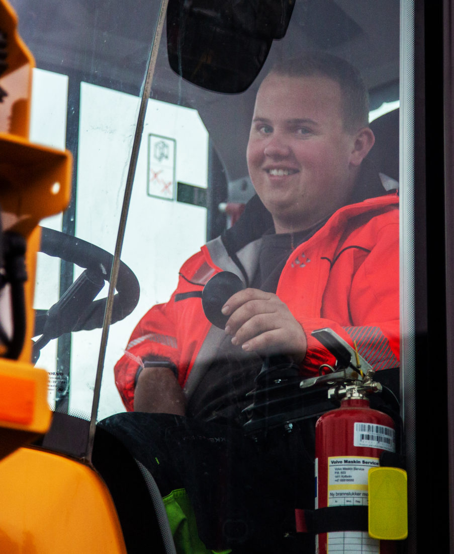 I SITT ESS: – Dette er det aller morsomste jeg vet. Hvis jeg hadde fått lov, hadde jeg vært her hele natta og kjørt maskin, stråler Nikolay fra hytta fra den ombygde Volvo-hjullasteren. (Foto: Runar F. Daler)
