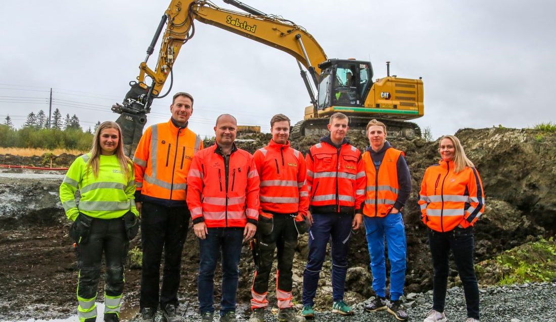 STOR TRIVSEL: Mali Aunøien (lærling fjell- og bergverksfaget), Rune Gravseth (faglig leder og avdelingsleder betong og tømmer), Leif Søbstad, (faglig leder og daglig leder Høgmo Fjellsprenging AS), Simen Gravseth Storsve (lærling anleggsmaskinførerfaget), Simon Leinum (lærling betongfaget, Thor Ole Ekenes (18) (lærling betongfaget) og Venche Kulbotten (opplæringskonsulent OKAB). (Foto: Runar F. Daler)