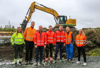 STOR TRIVSEL: Mali Aunøien (lærling fjell- og bergverksfaget), Rune Gravseth (faglig leder og avdelingsleder betong og tømmer), Leif Søbstad, (faglig leder og daglig leder Høgmo Fjellsprenging AS), Simen Gravseth Storsve (lærling anleggsmaskinførerfaget), Simon Leinum (lærling betongfaget, Thor Ole Ekenes (18) (lærling betongfaget) og Venche Kulbotten (opplæringskonsulent OKAB). (Foto: Runar F. Daler)