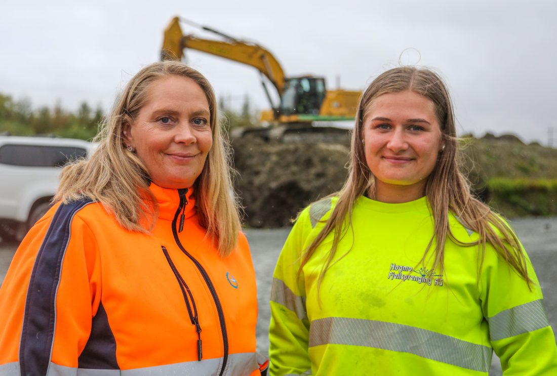 FORNØYDE: OKABs Venche Kulbotten (t.v.) får gode tilbakemeldinger fra lærlingene hos Søbstad AS. – Jeg var her på utplassering, og det var veldig bra, så jeg var glad for å få læreplass her. Nå er jeg fast bestemt på å bli bergsprenger sier Mali Aunøien, som er lærling fjell- og bergverksfaget. (Foto: Runar F. Daler)