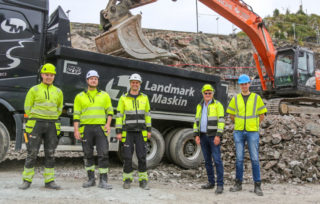FORNØYD GJENG: Sindre Matre (anleggsmaskinførerlærling), Steffen Strand Korsnes (anleggsrørleggerlærling), Kåre Magnar Hestenes (faglig leder), Trygve Landmark (daglig leder) og Øyvind Flø Kvamsås (opplæringskonsulent OKAB). (Foto: Runar F. Daler)