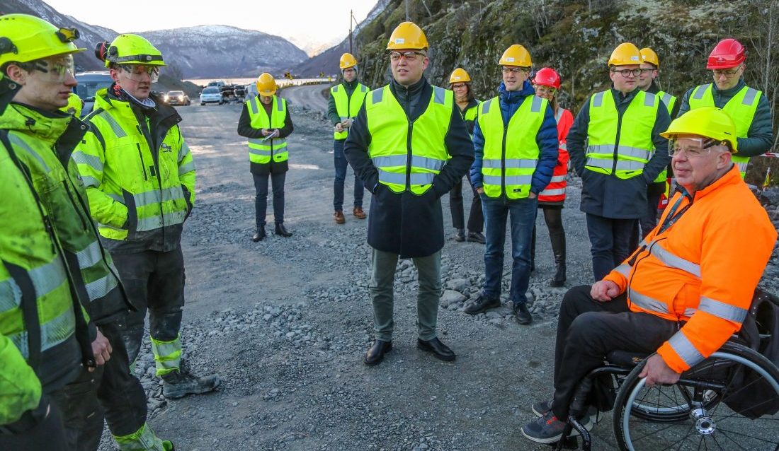 BESØKTE ANLEGG: Finansminister Trygve Slagsvold Vedum tok turen til Sogndal for å møte anleggsbransjen og høre hvor skoen trykker for tiden.