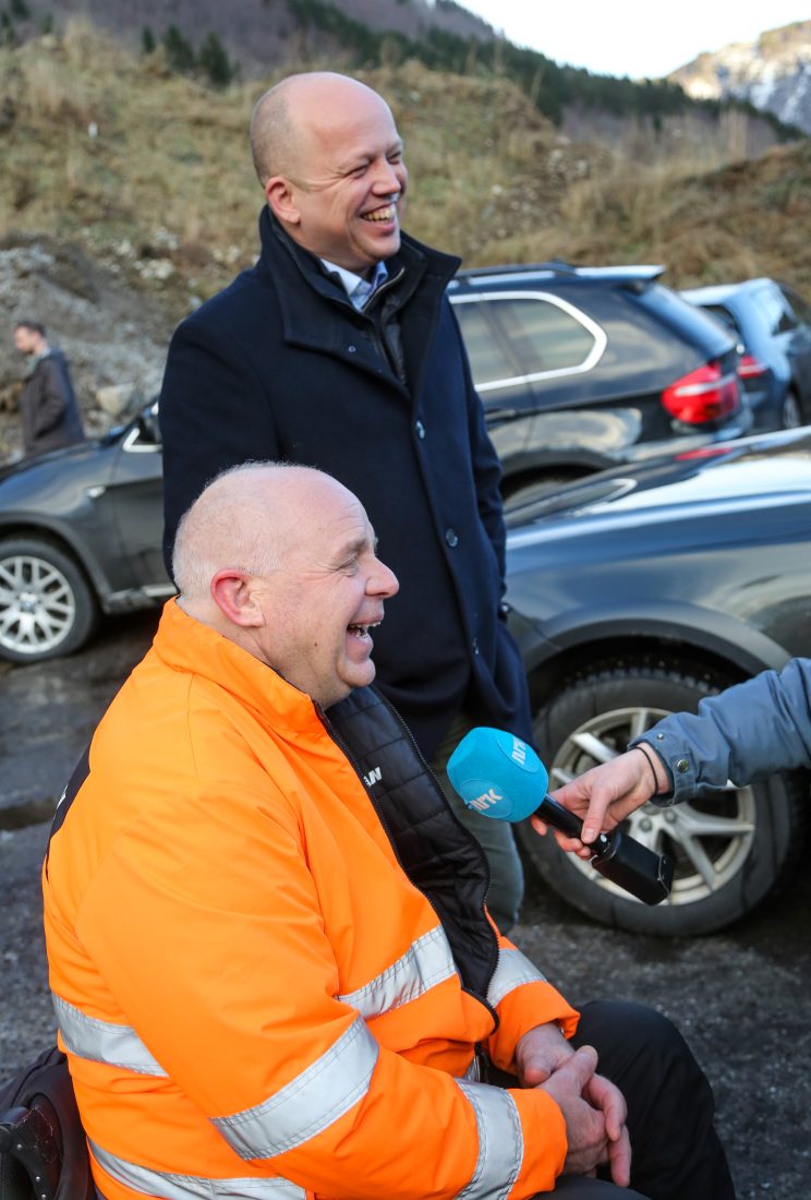 MUNTERT: Stemningen var god under besøket, men finansministeren fikk også klare innspill på hva som var entreprenørenes bekymringer. Her blir Vedum og Harald Even Fosse intervjuet av NRK. 