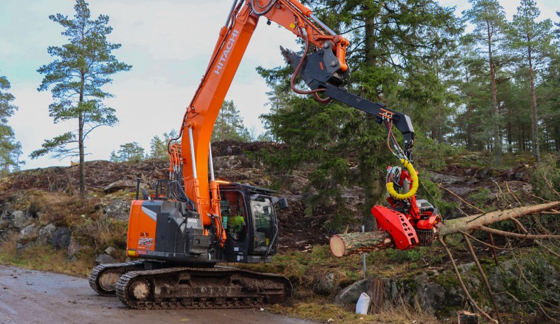 Gravemaskin med hogstaggregat