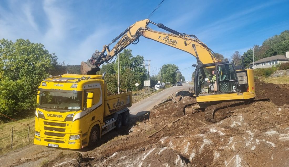 Lastebil og gravemaskin K. Volden Transport AS