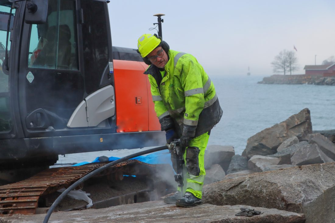 Jan Gustavsson er ansatt i Østfold Stenmontering og har jobbet med naturstein siden han var 15 år. 