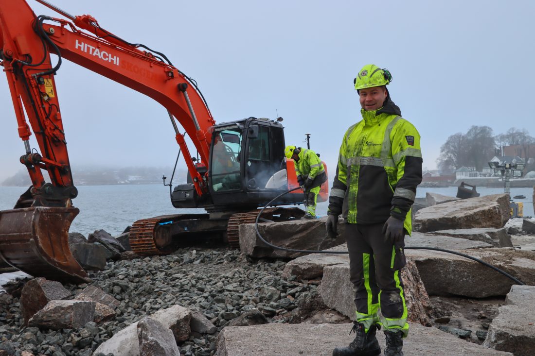 Lars Magnus Gjøby driver enkelpersonsforetaket Gjøby Maskinservice og er underentreprenør på prosjektet. Han venter på en ny Hitachi 225 korthekk, men frem til den blir levert fungerer den gamle Hitachi 210-graveren. (Foto: Njål Hagen)