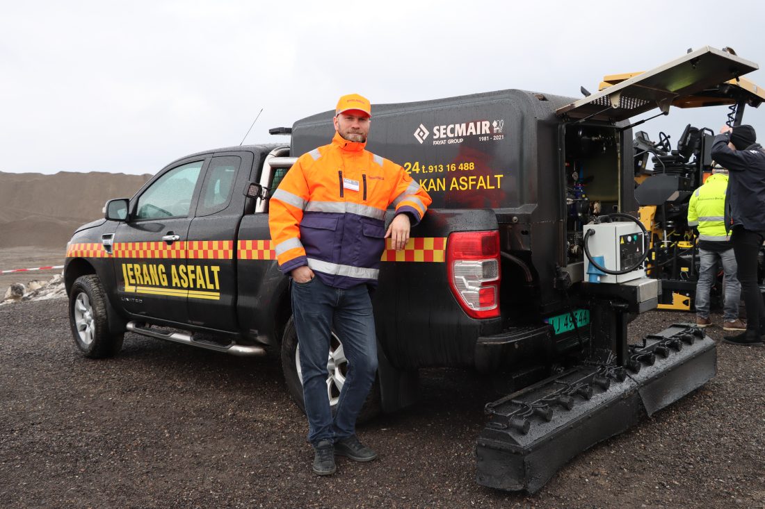 Tore Lerang, fra Lerang Asfalt AS, med pickup-montert emulsjonssprøyte. 
