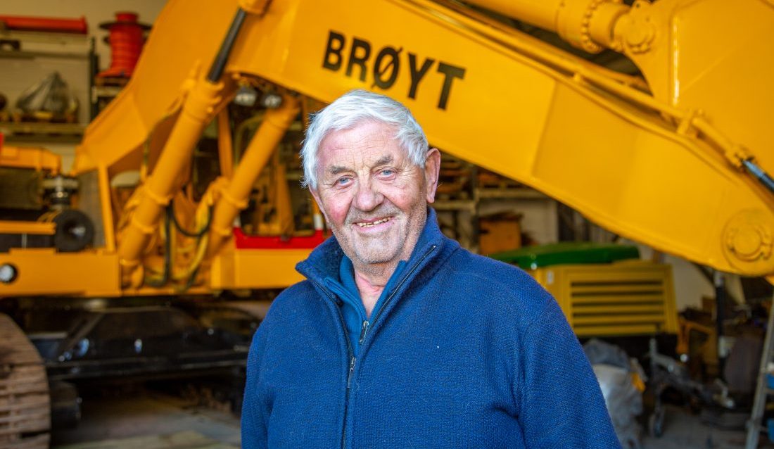 Kjell Skurve (78) har et lidenskapelig forhold til Brøyt, og bruker mesteparten av sin tid på å gi nytt liv til gamle Brøyt-maskiner. (Foto: Runar F. Daler)