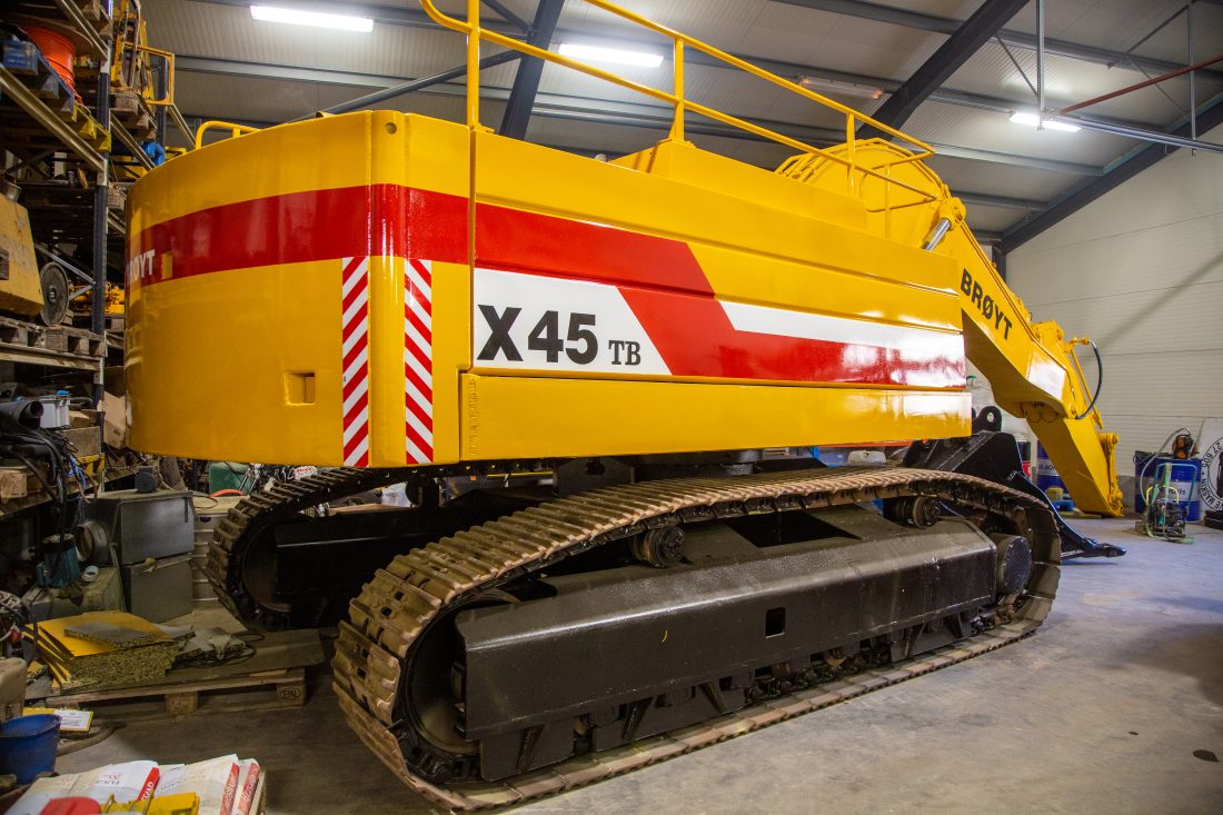 Denne 45-tonneren, en Brøyt X45, 89-modell, er Kjell akkurat ferdig med. (Foto: Runar F. Daler)