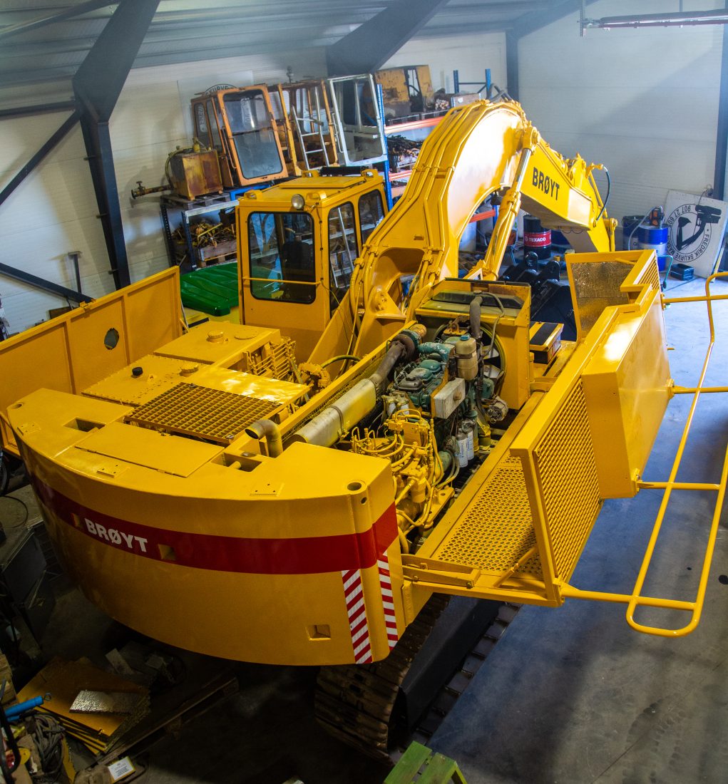 På X45’en kan man slå ned hele siden hydraulisk, og på den måten komme lett til motoren ved behov. (Foto: Runar F. Daler)