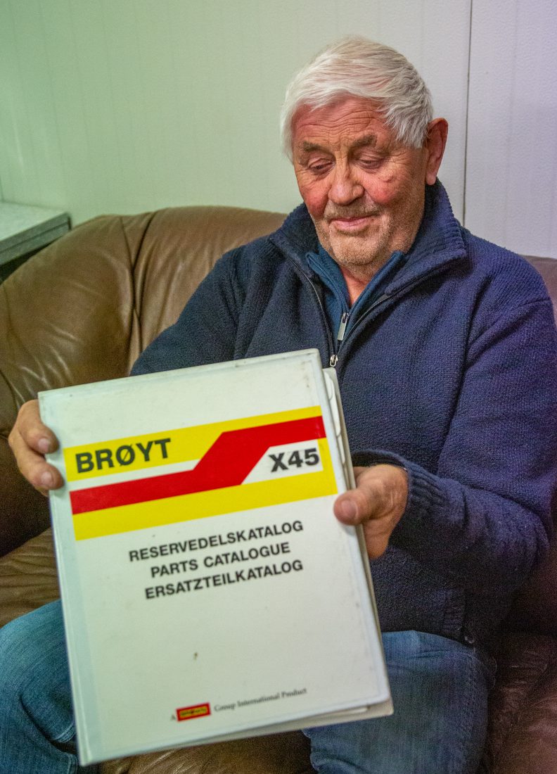 Kjell med Brøyts «voldsomt gode delekatalog». Bare ved hjelp av den kan man i prinsippet sette sammen en hel maskin, forteller han. Men han kjenner maskinene så godt at han klarer det meste uten tegninger og katalog. (Foto: Runar F. Daler)