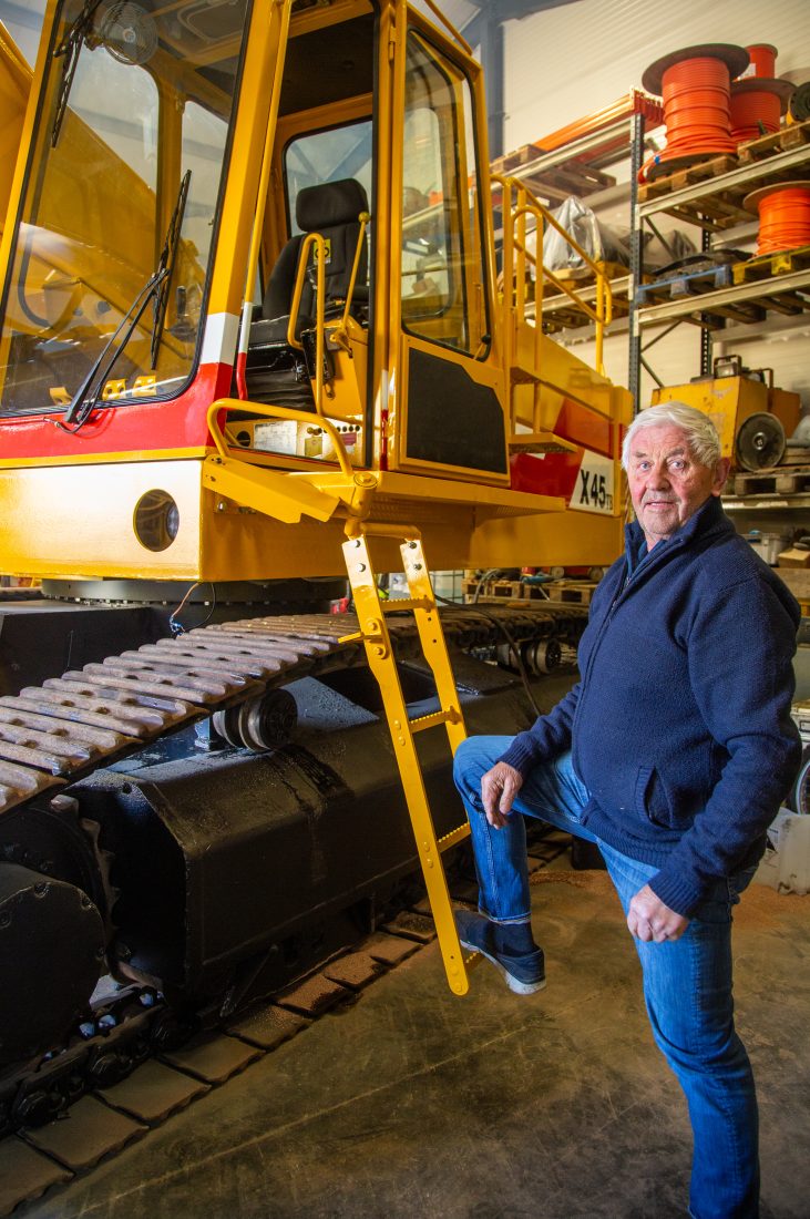 Brøyt var veldig langt framme, mener Kjell, og viser blant annet fram den spesielle Brøyt-stigen, som trekker seg automatisk opp under hytta nå den ikke er i bruk. (Foto: Runar F. Daler)