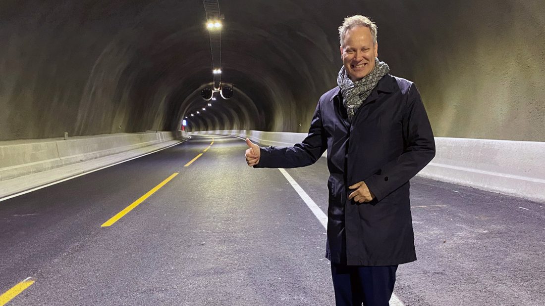 Samferdselsminister Jon-Ivar Nygård lover byggestart for ny Oslofjordtunnel i 2024. (Bildet ble tatt da han stod for den offisielle åpningen av E69 Skarvbergtunnelen. Foto: Susanne Stephansen/ Samferdselsdepartementet)