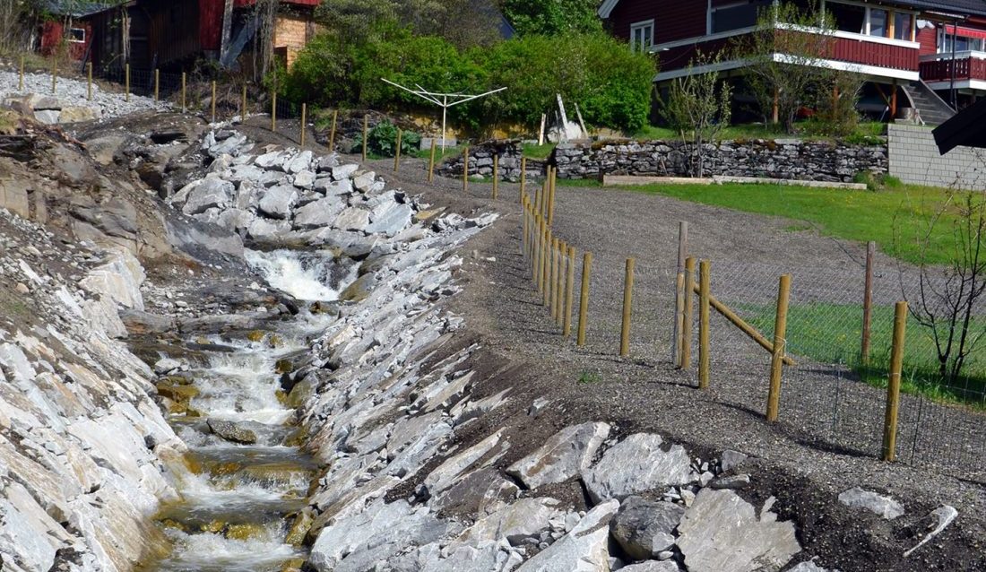 Flomsikring langs husene i Sør-Fron.